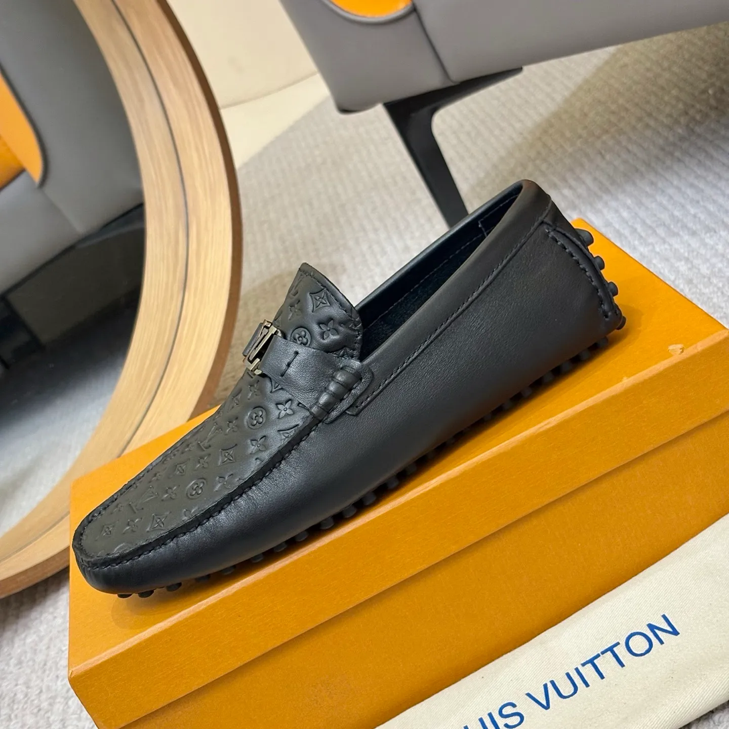 Men's men's shoes 💰420 (Yangli) LV 2⃣️0⃣️2⃣️5️⃣Spring and summer counter GLORIA series models ✈️Original factory special leather production, original last type. A classic driving slip-on casual shoe that shows an elegant style with exquisite craftsmanship details such as Monogram embossing all over the upper🌀Italian imported calfskin fabric Sheepskin foot pads➕Inside～Private mold replica sole Unique style Comfortable driving slip-on Size: 4-12 (38-46) Comes with [Counter packaging: original box, wrapping paper, card, instruction manual, shoehorn, cloth bag] No pressure to enter and leave the counter!